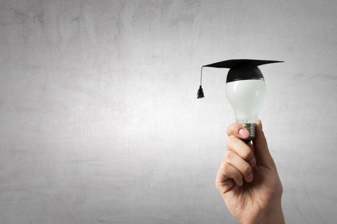 una lampadina che indossa un cappello di laurea