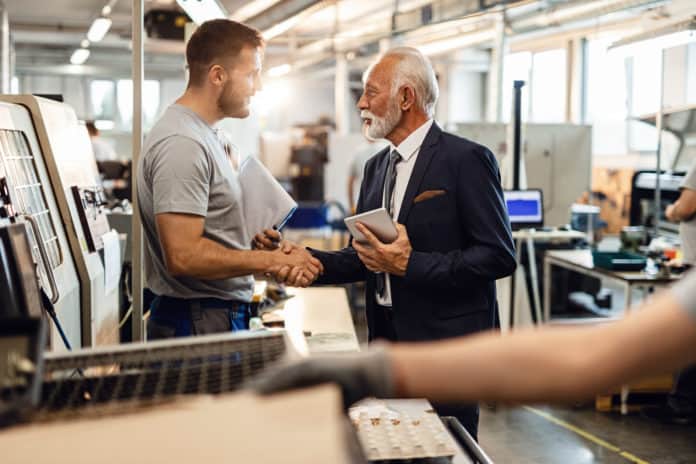 stretta di mano tra lavoratore e datore di lavoro